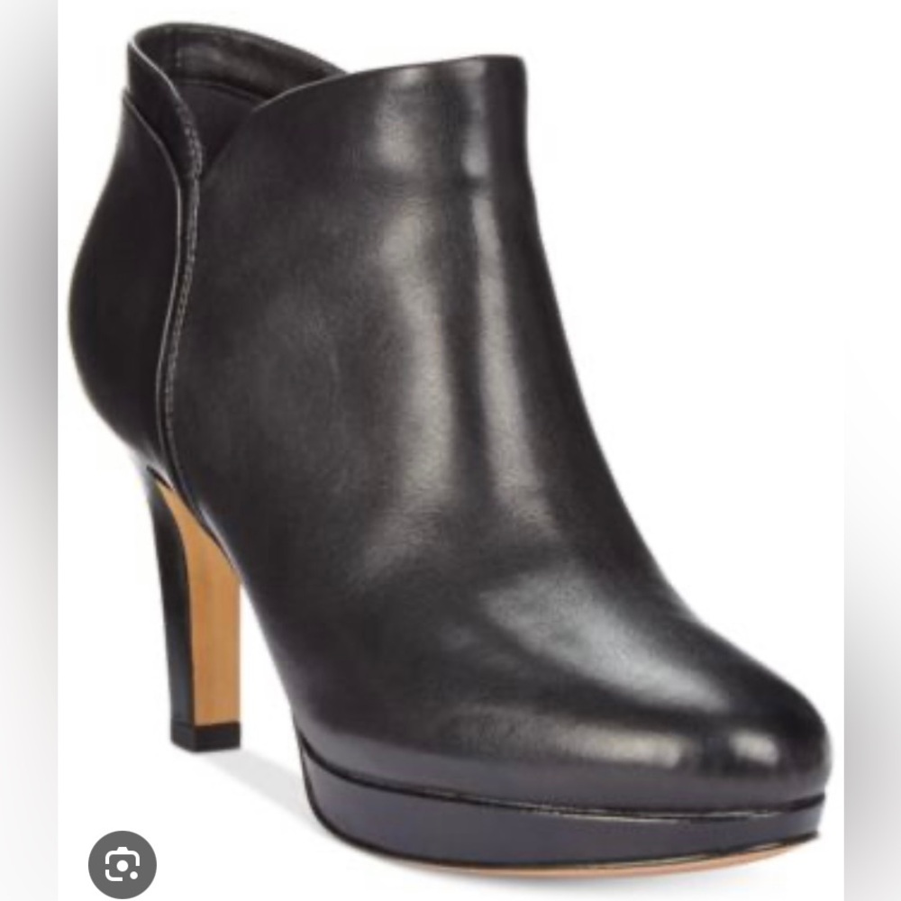 Clarks Delsi Stella Black Leather Booties NWT